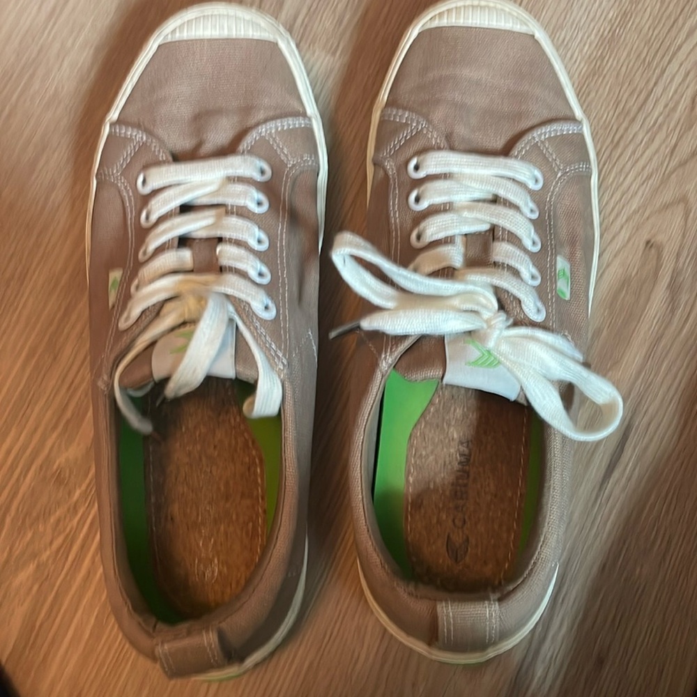 cariuma fashion sneakers women tan size 9